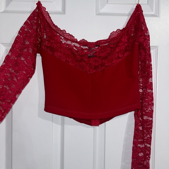 Women’s Size Small Revamped Red Lace Off The Shoulder Long Sleeve Crop Top - Picture 2 of 3